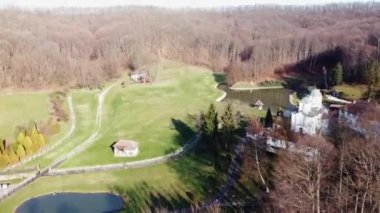 24. Ormanın kenarında güzel yeşil bir çayır. Birkaç kilisesi ve kilise arazisinde bir gölü var.