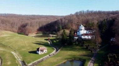 26. Ormanın kenarında güzel yeşil bir çayır. Birkaç kilisesi ve kilise arazisinde bir gölü var.