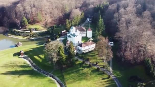 Bellissimo Prato Verde Margini Del Bosco Con Diverse Chiese Lago — Video Stock