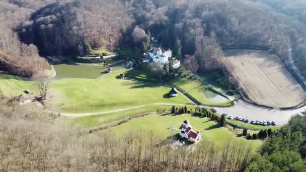 Une Belle Prairie Verdoyante Lisière Forêt Avec Plusieurs Églises Lac — Video