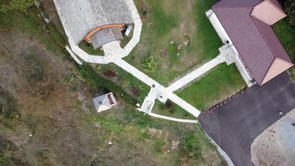 Una Bella Chiesa Legno Una Collina Con Una Grande Campana — Video Stock