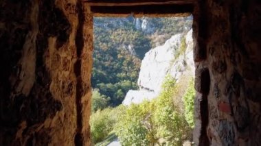 1, otoyolun ağaç tepeleri ve büyük kanyon arasında görülebildiği dağlık bir bölge.