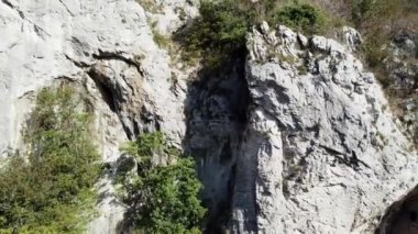 5, Ortaçağ 'da inşa edilmiş bir kayanın içinde terk edilmiş bir taş ev.