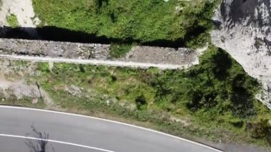 Ortaçağ 'da inşa edilmiş bir kayanın içinde terk edilmiş bir taş ev.