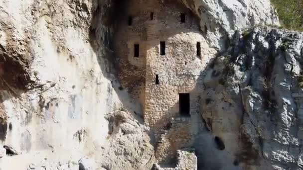 Una Casa Piedra Abandonada Una Roca Construida Edad Media Como — Vídeos de Stock