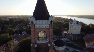 9. Kalın taş duvarları ve kuleleri olan müstahkem bir kale.