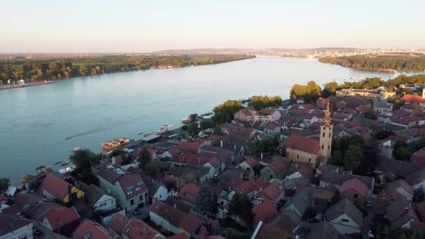 Vacker Utsikt Över Staden Solig Dag Med Kyrka Vid Floden — Stockvideo