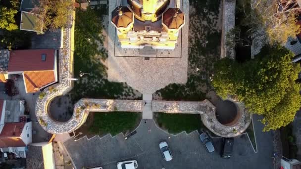 Una Fortaleza Fortificada Con Gruesos Muros Piedra Torres Ubicadas Ciudad — Vídeos de Stock