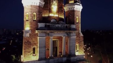 33, şehirde kalın taş duvarları ve kuleleri olan müstahkem bir kale.