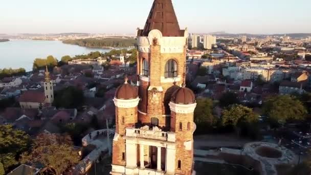 Şehirde Kalın Taş Duvarları Kuleleri Olan Güçlendirilmiş Bir Kale — Stok video