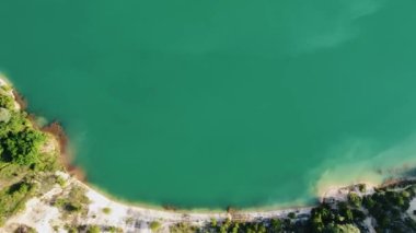 2 büyük turkuaz su gölü, kumlu plajlar ve bir sürü vahşi yaşam.