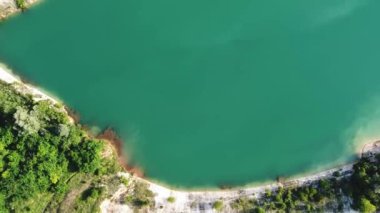 3 büyük, turkuaz bir su gölü, kumlu plajları ve bir sürü vahşi hayatı var.