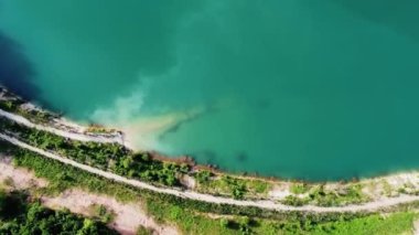 9 büyük, turkuaz bir su gölü kumlu plajları ve bir sürü vahşi hayatı var.