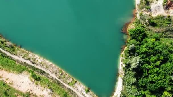 Gran Lago Hermoso Agua Turquesa Con Playas Arena Mucha Vida — Vídeo de stock