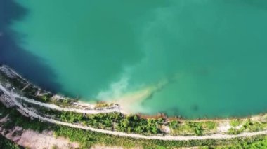 10 büyük, turkuaz bir göl, kumlu plajları ve bir sürü vahşi hayatı var.