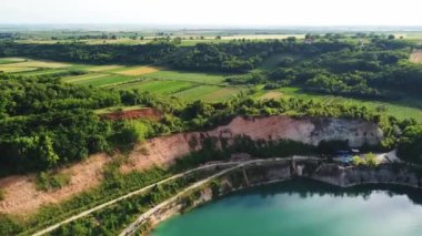 12 büyük, turkuaz bir su gölü kumlu plajları ve bir sürü vahşi hayatı var.