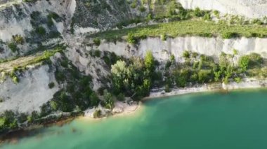 17 büyük, turkuaz bir su gölü kumlu plajları ve bir sürü vahşi hayatı var.