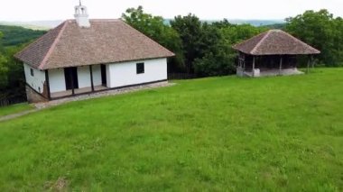 Çamurdan yapılmış, güzel doğa manzaralı, geniş bir bahçesi ve bir sürü ağacı olan 19 tarihi ev.