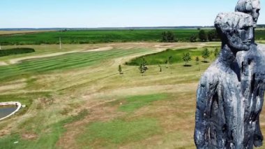Şehirden 9 golf sahası uzakta, çayırların ortasında organik tarlaların yanında yapay bir göl var.