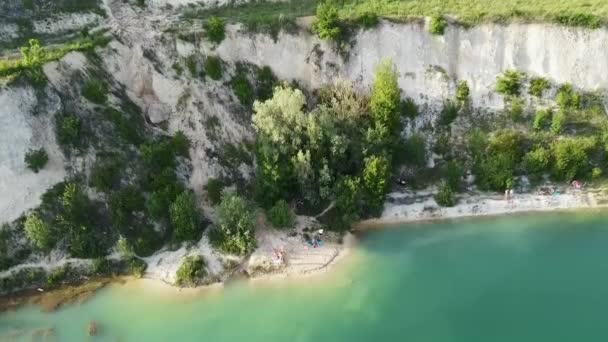 Gran Lago Hermoso Agua Turquesa Con Playas Arena Mucha Vida — Vídeo de stock