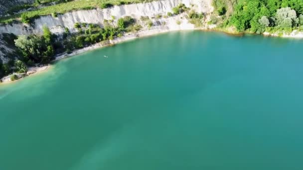 Duże Piękne Jezioro Turkusowej Wody Piaszczystymi Plażami Dużą Ilością Dzikiej — Wideo stockowe