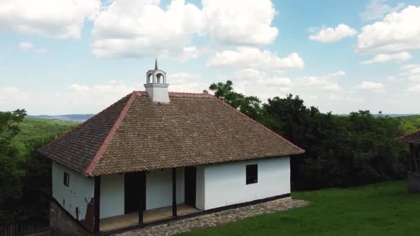 Старий Історичний Будинок Побудований Бруду Прекрасним Видом Природу Великий Двір — стокове відео