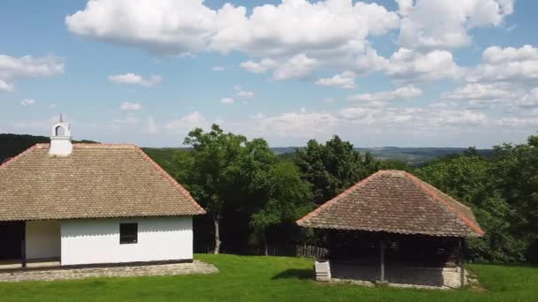 Stary Zabytkowy Dom Zbudowany Błota Pięknym Widokiem Przyrodę Dużym Podwórku — Wideo stockowe