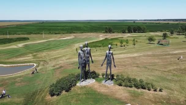 Terrains Golf Loin Ville Milieu Des Prairies Avec Lac Artificiel — Video