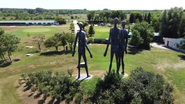 Campos Golfe Longe Cidade Meio Dos Prados Com Lago Artificial — Vídeo de Stock