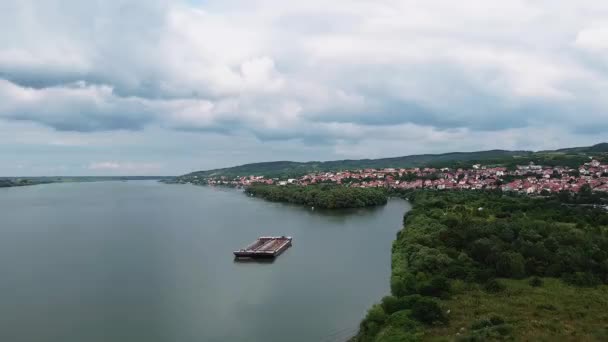 Krásný Výhled Břehu Vzduchu Směrem Řece Kde Můžete Vidět Loď — Stock video