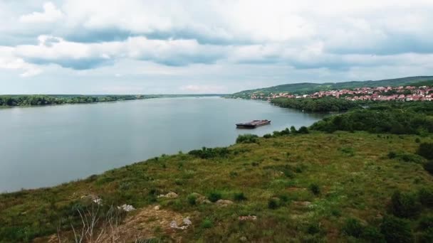 Krásný Výhled Strom Ptáky Řeky Ostrově Úžasnými Mraky — Stock video