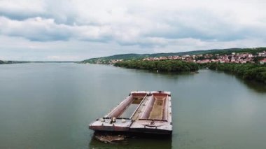 Sahilden nehre doğru 4 güzel manzara. Orada bir tekne ve küçük bir köy görebilirsiniz.
