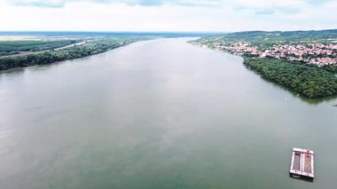 Kıyıdan nehre doğru 8 güzel manzara. Orada bir tekne ve küçük bir köy görebilirsiniz.