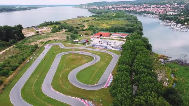 Luchtfoto Van Karting Track Gelegen Aan Rivier Weg Van Stad — Stockvideo
