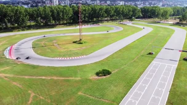 Vista Aérea Trilha Karting Localizada Perto Rio Longe Cidade — Vídeo de Stock