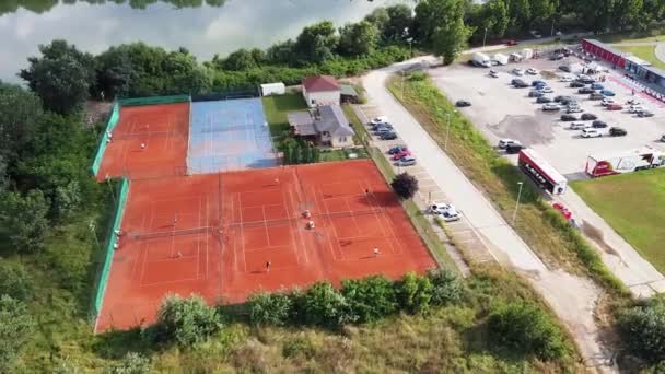 Людина Грає Теніс Відкритих Тенісних Кортах Біля Річки Знятої Повітря — стокове відео