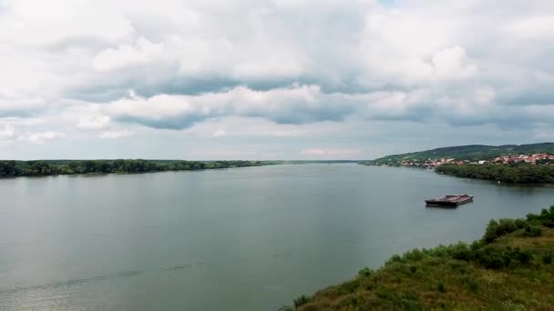 Krásný Výhled Břehu Vzduchu Směrem Řece Kde Můžete Vidět Loď — Stock video