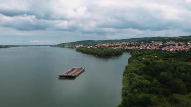 Sahilden nehre doğru 3 güzel manzara. Orada bir tekne ve küçük bir köy görebilirsiniz.