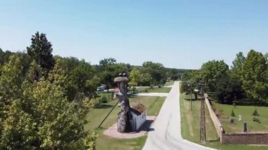 Biri eski bir meşe ağacı, küçük bir kilisenin yanında.