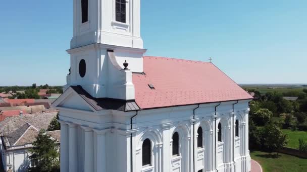 Une Église Village Avec Grand Dôme Blanc Une Horloge Sommet — Video