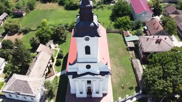 Gereja Desa Dengan Kubah Putih Besar Dan Jam Atas Dengan — Stok Video
