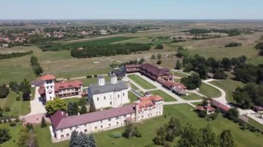 Geniş bir çayırı olan büyük bir kilise arazisi ve güneşli bir yaz gününde taş çitleri ve yüksek duvarları olan eski kiliseler.