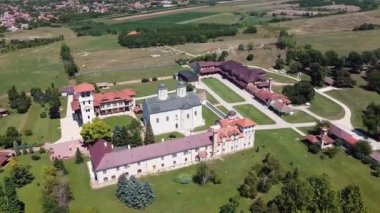 Geniş bir çayırı olan büyük bir kilise arazisi ve güneşli bir yaz gününde taş çitleri ve yüksek duvarları olan eski kiliseler.