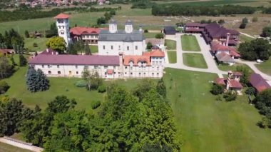 Geniş bir çayırı olan büyük bir kilise arazisi ve güneşli bir yaz gününde taş çitleri ve yüksek duvarları olan eski kiliseler.