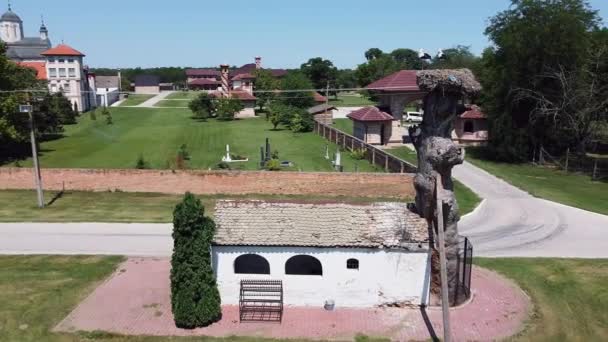 Viejo Roble Junto Una Pequeña Iglesia Con Género — Vídeo de stock