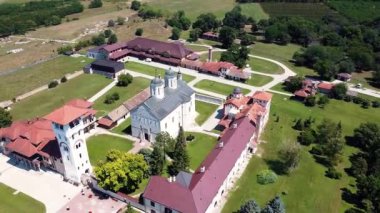 Geniş bir çayırı olan büyük bir kilise arazisi ve güneşli bir yaz gününde taş çitleri ve yüksek duvarları olan eski kiliseler.