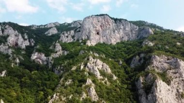 Eski kilisenin üzerinde durduğu devasa sıradağların manzarası.