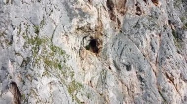 Eski kilisenin üzerinde durduğu devasa dağ sırasının manzarası.