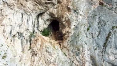 Eski kilisenin üzerinde durduğu devasa dağ sırasının manzarası.