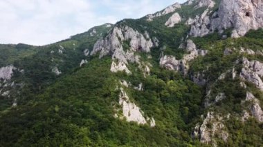 Yüksek irtifa 05 'te büyük bir dağ sırasının kayalıklarında eski bir kilise.